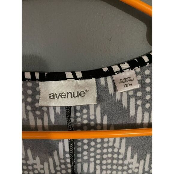 Avenue Black And White Chevron Print Detailed Neck Bat Wing Top Size 22/24 - Picture 5 of 6